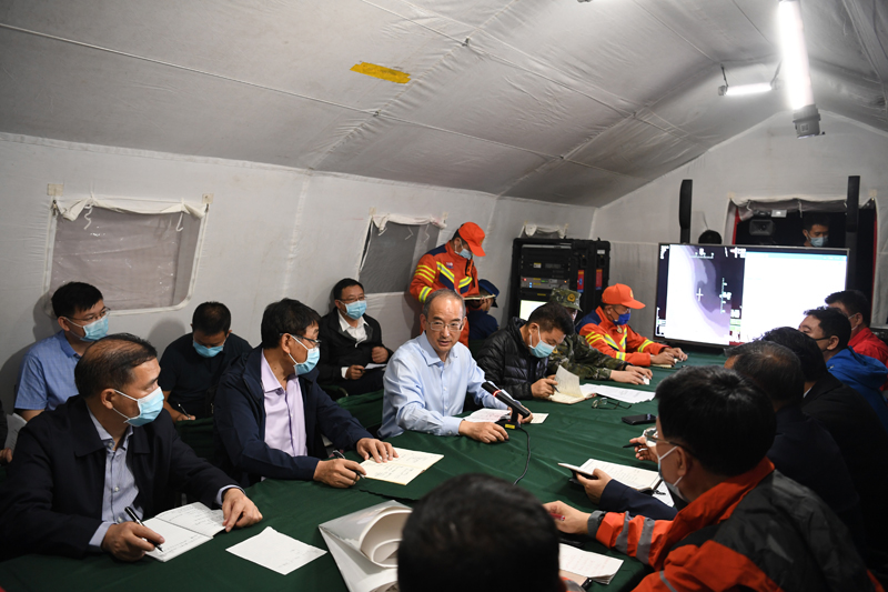 黄强在甘孜州泸定县指导抗震救灾工作并主持召开省市（州）县前线联合指挥部会议时强调 坚决贯彻落实习近平总书记重要指示精神 全力救援受灾群众最大限度减少人员伤亡「相关图片」